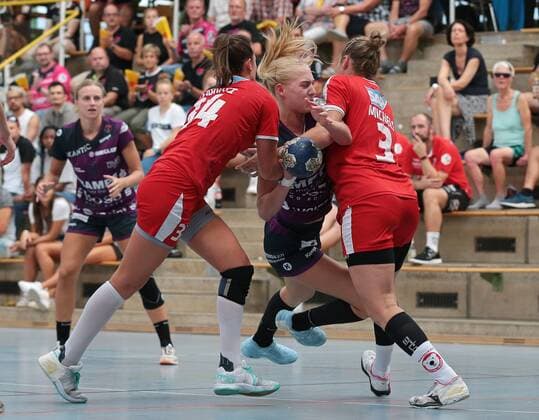 25.08.2019, Deutschland, Ludwigsburg, Handball Lottocup 2019, Finale TuS Metzingen vs. Kurpfalz Bären Ketsch: v.l. Elena Fabritz (Ketsch), Rebeca Rott (TuS), Sina Michels (Ketsch)