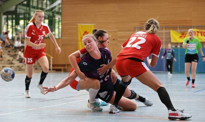 25.08.2019, Deutschland, Ludwigsburg, Handball Lottocup 2019, Finale TuS Metzingen vs. Kurpfalz Bären Ketsch: v.l. Elena Fabritz (Ketsch), Cara Hartstock (TuS), Saskia Fackel (Ketsch)
