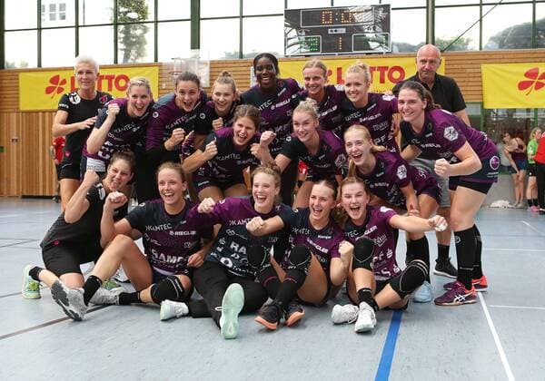 25.08.2019, Deutschland, Ludwigsburg, Handball Lottocup 2019, Finale TuS Metzingen vs. Kurpfalz Bären Ketsch: Turniersieger, Mannschaftsfoto, Jubel, Schlußjubel (TuS)