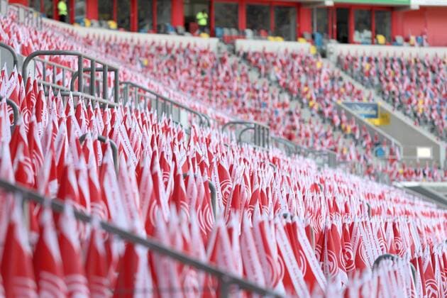 Fußball, Stadiongeschichte Fortuna Düsseldorf 24.08.2019, Fussball, Saison 2019 2020, Bundesliga, 2. Spieltag - Fortuna Düsseldorf 95 - Bayer 04 Leverkusen Fans von Fortuna Düsseldorf vertreilen Fahnen im Stadion DFL REGULATIONS PROHIBIT ANY USE OF PHOTOGRAPHS AS IMAGE SEQUENCES AND OR QUASI-VIDEO. Düsseldorf MERKUR Spiel Arena NRW Deutschland xRHR-FOTO DEx
