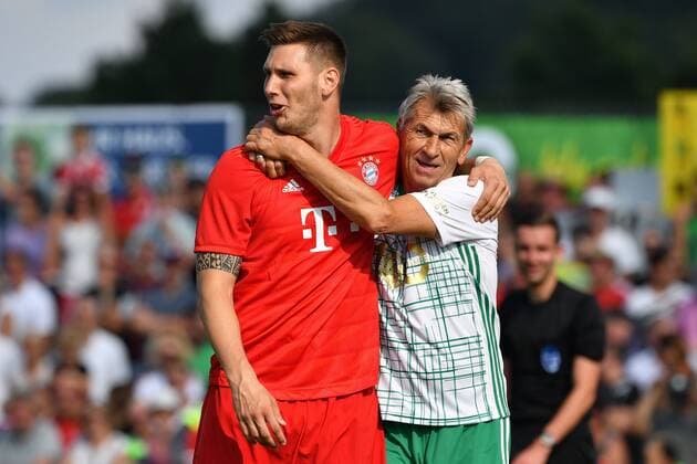 Bilder des Jahres 2019, Sport 08 August Sport Bilder des Tages Klaus AUGENTHALER haengt sich an Niklas SUELE (Bayern Muenchen), Aktion. Fussball Traumspiel, Vilshofen Rot Weiss-FC Bayern Muenchen am 25.08.2019,KLAUSxAUGENTHALER STADION Vilshofen. DFL REGULATIONS PROHIBIT ANY USE OF PHOTOGRAPHS AS IMAGE SEQUENCES AND OR QUASI-VIDEO. *** Klaus AUGENTHALER is attached to Niklas SUELE Bayern Muenchen , Aktion Fussball Traumspiel, Vilshofen Rot Weiss FC Bayern Muenchen on 25 08 2019,KLAUSxAUGENTHALER STADION Vilshofen DFL REGULATIONS PROHIBIT ANY USE OF PHOTOGRAPHS AS IMAGE SEQUENCES AND OR QUASI VIDEO