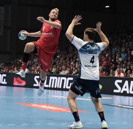 25.08.2019 xkhx Melsungen Handball-Bundesliga Saison 2019 2020 MT Melsungen gegen SG Flensburg-Handewitt Julius Kühn (5, MT Melsungen) gegen Johannes Golla (Flensburg)