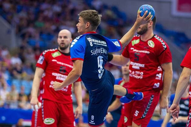 Bietigheim, Deutschland 25. August 2019: 2. BL - 19 20- SG BBM Bietigheim vs. ASV Hamm-Westfalen v.li. Markus Fuchs (Hamm), Max Oehler Öhler (SG BBM Bietigheim), Jan Brosch (Hamm) Bietigheim Egetrans Arena Baden-Württemberg Deutschland