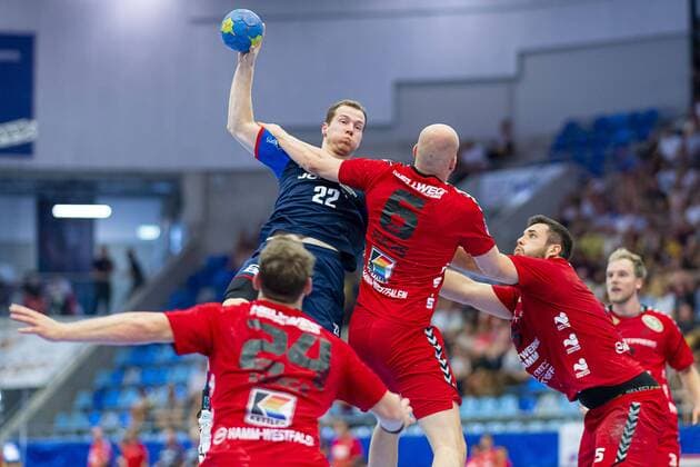 Bietigheim, Deutschland 25. August 2019: 2. BL - 19 20- SG BBM Bietigheim vs. ASV Hamm-Westfalen v. li. im Zweikampf Jonas Link (SG BBM Bietigheim), Markus Fuchs (Hamm), Jan Brosch (Hamm) Bietigheim Egetrans Arena Baden-Württemberg Deutschland
