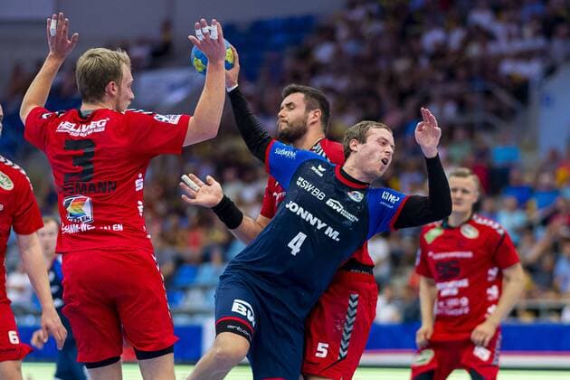 Bietigheim, Deutschland 25. August 2019: 2. BL - 19 20- SG BBM Bietigheim vs. ASV Hamm-Westfalen v.li. Fabian Huesmann (Hamm), Patrick Rentschler (SG BBM Bietigheim), Jan Brosch (Hamm) Bietigheim Egetrans Arena Baden-Württemberg Deutschland