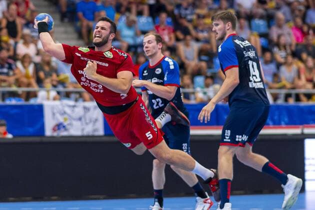 Bietigheim, Deutschland 25. August 2019: 2. BL - 19 20- SG BBM Bietigheim vs. ASV Hamm-Westfalen v.li. Jan Brosch (Hamm), Jonas Link (SG BBM Bietigheim), Vetle Ronningen (SG BBM Bietigheim) Bietigheim Egetrans Arena Baden-Württemberg Deutschland