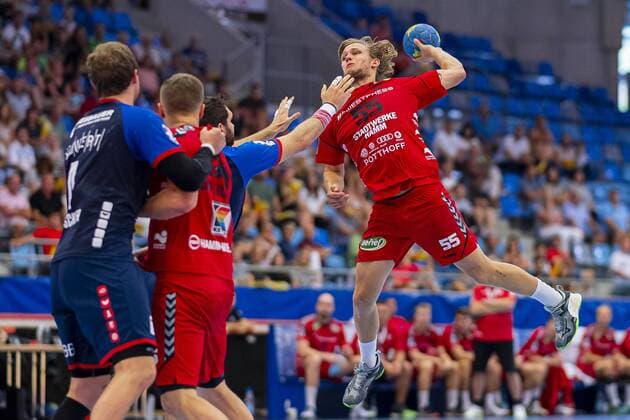 Bietigheim, Deutschland 25. August 2019: 2. BL - 19 20- SG BBM Bietigheim vs. ASV Hamm-Westfalen Marten Franke (Hamm) beim Wurf, Jonathan Fischer (Bietigheim) in der Abwehrhaltung Bietigheim Egetrans Arena Baden-Württemberg Deutschland