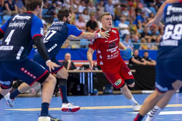 Bietigheim, Deutschland 25. August 2019: 2. BL - 19 20- SG BBM Bietigheim vs. ASV Hamm-Westfalen v.li. Jonathan Fischer (Bietigheim), Jan von Boenigk (Hamm) Bietigheim Egetrans Arena Baden-Württemberg Deutschland