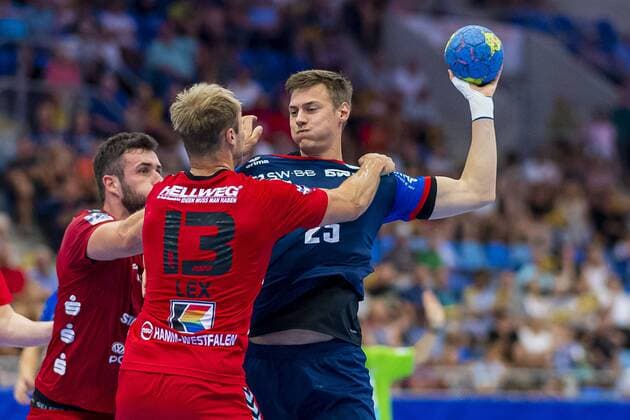 Bietigheim, Deutschland 25. August 2019: 2. BL - 19 20- SG BBM Bietigheim vs. ASV Hamm-Westfalen Stefan Lex (Hamm), Maximilian Trost (SG BBM Bietigheim) Bietigheim Egetrans Arena Baden-Württemberg Deutschland