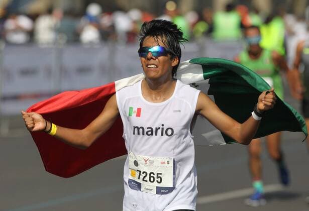 A person with the national flag participates in the Marathon of Mexico City 2019, in Mexico City, Mexico, 25 August 2019. Kenyans Vivian Kiplagat, with a new record, and Duncan Maio, in a slow race, won the Mexico City Marathon on Sunday, which ran with some 25,000 runners at 2,240 meters above sea level. Kenyans Kiplagat and Maio win the Mexico City Marathon !ACHTUNG: NUR REDAKTIONELLE NUTZUNG! Copyright: xMarioxGuzmanx AME091 20190825-637023575714585652