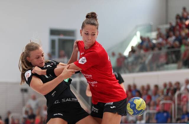 Handball 1. Bundesliga Damen, Saisoneröffnung, THC - Kopenhageb Haandbold 25.08.2019, Erfurt, Riethsporthalle, Handball 1.Bundesliga Damen, Saison 2019 2020, Thüringer Handballclub, Saisoneröffnung Thüringer HC - Kopenhageb Haandbold im Bild Emiliy Bölk (THC) gegen Debbie Bont (Kopenhagen)
