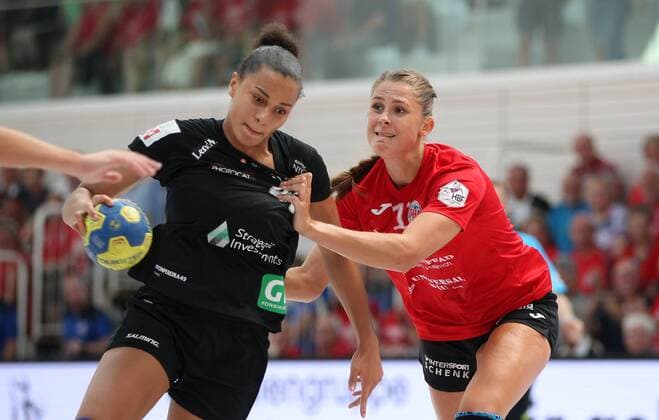 Handball 1. Bundesliga Damen, Saisoneröffnung, THC - Kopenhageb Haandbold 25.08.2019, Erfurt, Riethsporthalle, Handball 1.Bundesliga Damen, Saison 2019 2020, Thüringer Handballclub, Saisoneröffnung Thüringer HC - Kopenhageb Haandbold im Bild Alicia Stolle (THC) gegen Aimee von Pereira (Kopenhagen)