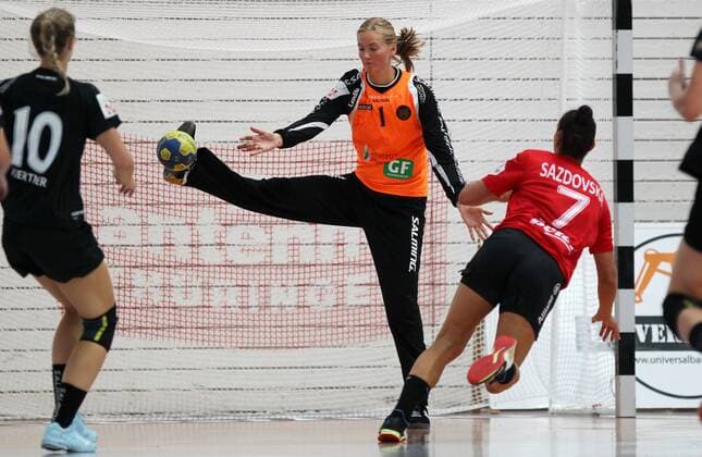 Handball 1. Bundesliga Damen, Saisoneröffnung, THC - Kopenhageb Haandbold 25.08.2019, Erfurt, Riethsporthalle, Handball 1.Bundesliga Damen, Saison 2019 2020, Thüringer Handballclub, Saisoneröffnung Thüringer HC - Kopenhageb Haandbold im Bild Jovana Sazdovska (THC) gegen Torhüterin Johanna Bundsen (Kopenhagen)