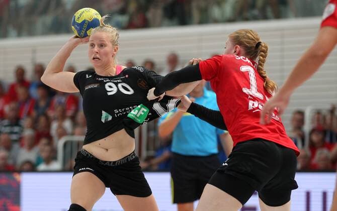 Handball 1. Bundesliga Damen, Saisoneröffnung, THC - Kopenhageb Haandbold 25.08.2019, Erfurt, Riethsporthalle, Handball 1.Bundesliga Damen, Saison 2019 2020, Thüringer Handballclub, Saisoneröffnung Thüringer HC - Kopenhageb Haandbold im Bild Maike Schmelzer (THC) gegen Mia Rej (Kopenhagen)