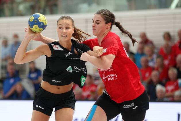 Handball 1. Bundesliga Damen, Saisoneröffnung, THC - Kopenhageb Haandbold 25.08.2019, Erfurt, Riethsporthalle, Handball 1.Bundesliga Damen, Saison 2019 2020, Thüringer Handballclub, Saisoneröffnung Thüringer HC - Kopenhageb Haandbold im Bild Josefine Huber (THC) gegen Nyala Krullaars (Kopenhagen)
