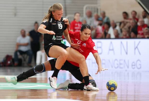 Handball 1. Bundesliga Damen, Saisoneröffnung, THC - Kopenhageb Haandbold 25.08.2019, Erfurt, Riethsporthalle, Handball 1.Bundesliga Damen, Saison 2019 2020, Thüringer Handballclub, Saisoneröffnung Thüringer HC - Kopenhageb Haandbold im Bild Almudena Rodriguez (THC) gegen Debbie Bont (Kopenhagen)
