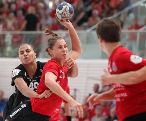 Handball 1. Bundesliga Damen, Saisoneröffnung, THC - Kopenhageb Haandbold 25.08.2019, Erfurt, Riethsporthalle, Handball 1.Bundesliga Damen, Saison 2019 2020, Thüringer Handballclub, Saisoneröffnung Thüringer HC - Kopenhageb Haandbold im Bild Alicia Stolle (THC) gegen Aimee von Pereira (Kopenhagen)