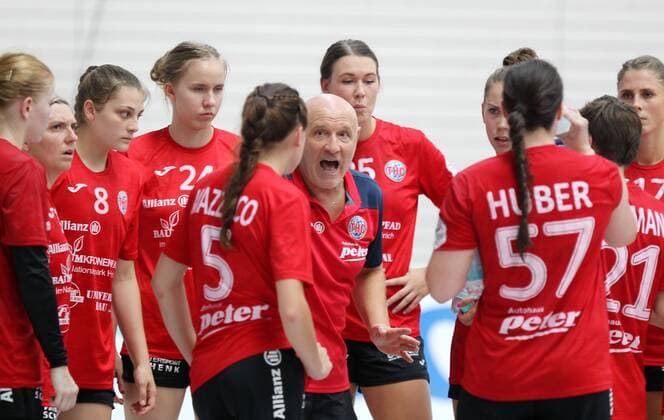 Handball 1. Bundesliga Damen, Saisoneröffnung, THC - Kopenhageb Haandbold 25.08.2019, Erfurt, Riethsporthalle, Handball 1.Bundesliga Damen, Saison 2019 2020, Thüringer Handballclub, Saisoneröffnung Thüringer HC - Kopenhageb Haandbold im Bild Trainer Herbert Müller (THC) gibt seiner Mannschaft Anweisungen