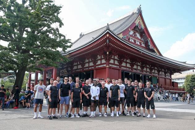 EuroBasket 2022, DBB, Historie, Bundestrainer Bilder des Jahres 2019, Sport 08 August Gruppenfoto der Deutschen Basketball Nationalmannschaft vor dem Tempel,, Bundestrainer Henrik Roedl (Deutschland), Isaac Bonga 0 (Deutschland, Washington Wizards, NBA, Basketball Herren, USA , Maodo Lo 4 (Deutschland, FC Bayern Muenchen Basketball), Niels Giffey 5 (Deutschland, ALBA Berlin), Johannes Voigtmann 7 (Deutschland, ZSKAMoskau) , Ismet Akpinar 8 (Deutschland, Besiktas Istanbul), Daniel Theis 10 (Deutschland, Boston Celtics, NBA), Robin Benzing 12 (Deutschland, Kapitaen, Basket Saragossa), Dennis Schroeder 17 (Deutschland, Oklahoma City Thunder, NBA), Paul Zipser 21 (Deutschland, FC Bayern Muenchen Basketball) , Danilo Barthel 22 (Deutschland, FC Bayern Muenchen Basketball) , Maximilian Kleber 24 (Deutschland, Dallas Mavericks, NBA), Johannes Thiemann 32 (Deutschland, ALBA Berlin), Andreas Obst 42 (Deutschland, ratiopharm Ulm), Sightseeing Tour der Deutschen Basketball Nationalmannschaft in Tokio, Basketball, FIBA World Cup 2019, 25.08.2019 Tokio Tokio Japan *** Group photo of the German Basketball National Team in front of the temple,, national coach Henrik Roedl Germany , Isaac Bonga 0 Germany, Washington Wizards, NBA , Maodo Lo 4 Germany, FC Bayern Muenchen Basketball , Niels Giffey 5 Germany, ALBA Berlin , Johannes Voigtmann 7 Germany, ZSKAMoskau , Ismet Akpinar 8 Germany, Besiktas Istanbul , Daniel Theis 10 Germany, Boston Celtics, NBA , Robin Benzing 12 Germany, Kapitaen, Basket Saragossa , Dennis Schroeder 17 Deutschland, Oklahoma City Thunder, NBA , Paul Zipser 21 Deutschland, FC Bayern Muenchen Basketball , Danilo Barthel 22 Deutschland, FC Bayern Muenchen Basketball , Maximilian Kleber 24 Deutschland, Dallas Mavericks, NBA , Johannes Thiemann 32 Deutschland, ALBA Berlin , Andreas Obst 42 Deutschland, ratiopharm Ulm , Sightseeing Tour der Deutschen Basketball Nationalmannschaft in Tokio, Basketball, FIBA World Cup 2019, 25 08 2019 Tokio Tokio Japan Japan , FIBA World Cup 2019, 25 08 2019 Tokio Tokyo Japan Copyright: xkolbert-press MatthiasxStickelx