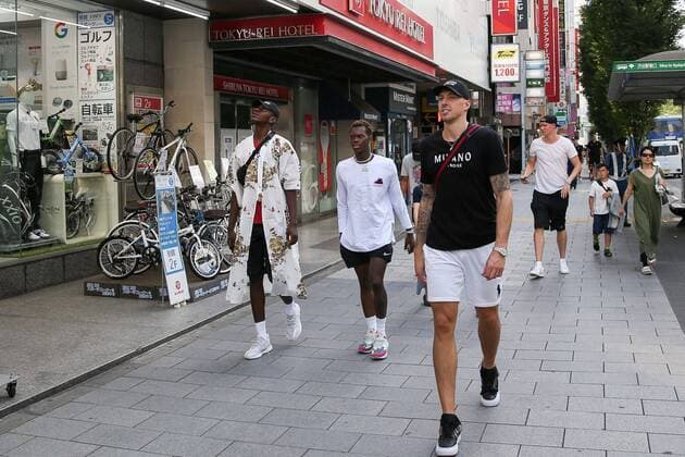 Die Spieler schlendern durch die Strassen von Tokio, Isaac Bonga 0 (Deutschland, Washington Wizards, NBA, Basketball Herren, USA , Dennis Schroeder 17 (Deutschland, Oklahoma City Thunder, NBA) , Daniel Theis 10 (Deutschland, Boston Celtics, NBA), Robin Benzing 12 (Deutschland, Kapitaen, Basket Saragossa), Sightseeing Tour der Deutschen Basketball Nationalmannschaft in Tokio, Basketball, FIBA World Cup 2019, 25.08.2019 Tokio Tokio Japan