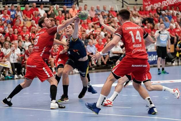 v.li.: Gunnar Dietrich (Die Eulen, 8), Niclas Kirkelokke (Kirkelökke, RNL, 6), Maximilian Haider (Die Eulen, 14), Zweikampf, Spielszene, Duell, duel, tackle, tackling, Dynamik, Action, Aktion, 25.08.2019, Ludwigshafen am Rhein (Deutschland), Handball, Bundesliga, TSG Ludwigshafen-Friesenheim (Die Eulen) - Rhein-Neckar Löwen