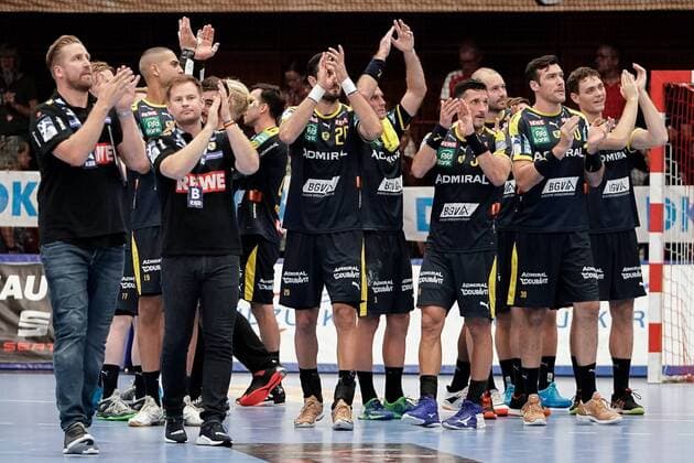 v.li.: Oliver Roggisch (Sportlicher Leiter, RNL) und Kristjan Andresson (Trainer, Cheftrainer, RNL) sowie Spieler der Rhein-Neckar-Löwen bedanken sich bei den Fans, Jubel nach dem Schlusspfiff, Sieg, Sieger, Gewinner, jubelt, jubeln, Freude, optimistisch, Highlight, Action, Aktion, 25.08.2019, Ludwigshafen am Rhein (Deutschland), Handball, Bundesliga, TSG Ludwigshafen-Friesenheim (Die Eulen) - Rhein-Neckar Löwen