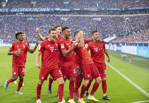 Jubel M um Robert LEWANDOWSKI (M) nach seinem Tor zum 0:2, v.l. Kingsley COMAN (M), Benjamin PAVARD (M), Niklas SUELE (Süle, M), Corentin TOLISSO (M), Robert LEWANDOWSKI (M), Lucas HERNANDEZ (M), Bundesliga, 2.Spieltag, FC Schalke 04 (GE) - FC Bayern Muenchen (M) 0:3, am 24.08.2019 in Gelsenkirchen Deutschland. Â