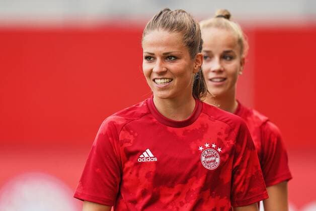 Melanie LEUPOLZ, FCB Women 8 Giulia GWINN, FCB Women Nr. 7 half-size, portrait, Gymnastics, stretching, warming up, warm-up, preparation for the game FC BAYERN MUNICH - 1. FFC FRANKFURT 3-0 Women 1.German Soccer League , Munich, August 23, 2019 Season 2019 2020, matchday 02, FCB, München