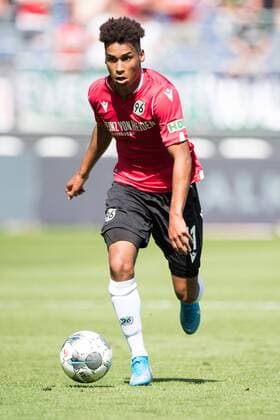 Linton MAINA (H) mit Ball, Einzelaktion mit Ball, Aktion, ganze Figur, Hochformat, Fussball 2. Bundesliga, 4. Spieltag, Hannover 96 (H) - SpVgg Greuther Fuerth (FUE) 1:1, am 24.08.2019 in Hannover Deutschland. Â