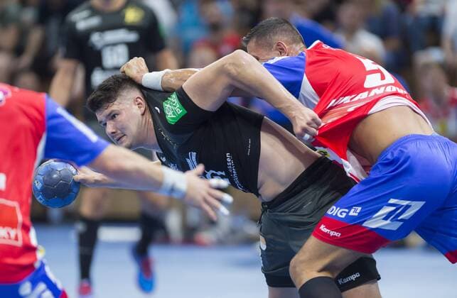 25.8.2019, Dresdens Phillip Jungemann in der Klemme von Eisenachs Luka Kikanovic, Handball, 2. Bundesliga, HC Elbflorenz Dresden - ThSV Eisenach 28:26, c