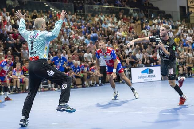 25.8.2019, Dresdens Nils Kretschmer erfolgreich beim Strafwurf gegen Eisenachs Blaz Voncina, Handball, 2. Bundesliga, HC Elbflorenz Dresden - ThSV Eisenach 28:26, c