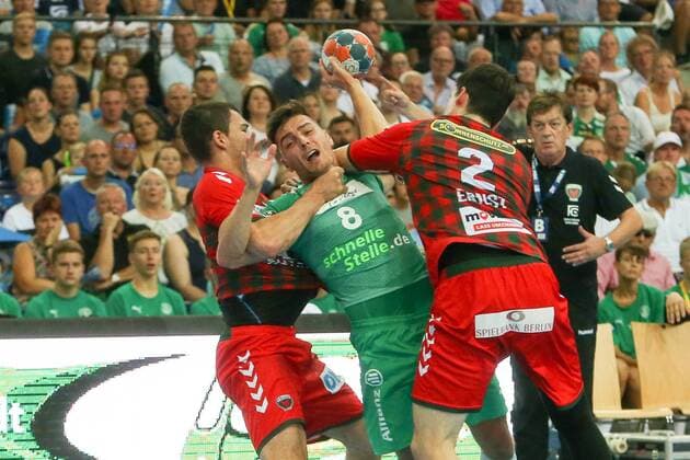 DHfK - Fuechse Berlin Handball Leipzig, 25.08.2019, Arena Leipzig, Handball, Liqui Moly Handball-Bundesliga, 1. Spieltag , SC DHfK - Füchse Berlin 24:23 (10:14) , Im Bild v.l.: Tim Matthes (31, Füchse Berlin), Lucas Krzikalla (8, Leipzig) und Simon Ernst (2, Füchse Berlin) ,