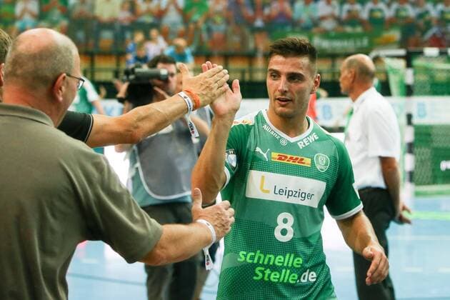 DHfK - Fuechse Berlin Handball Leipzig, 25.08.2019, Arena Leipzig, Handball, Liqui Moly Handball-Bundesliga, 1. Spieltag , SC DHfK - Füchse Berlin 24:23 (10:14) , Im Bild: Lucas Krzikalla (8, Leipzig) bedankt sich bei den Fans ,