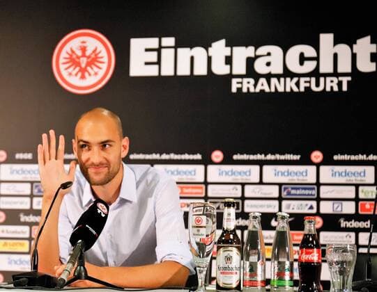 Sport Bilder der Tages 26.08.2019 Frankfurt am Main, Commerzbankarnea Saison 2019 2020, 1. Bundesliga, Eintracht Frankfurt (SGE) Vorstellung Neuzugang Bas Dost emspor, DFL regulations prohibit any use of photographs as image sequences and or quasi-video