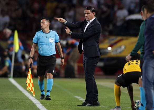 (190828) -- BELGRADE, Aug. 28, 2019 -- Young Boys head coach Gerardo Seoane (C) gestures during the 2nd leg football match between Crvena Zvezda and Young Boys at the UEFA Champions League play-offs, in Belgrade, Serbia on Aug. 27, 2019. (Photo by Xinhua) (SP)SERBIA-BELGRADE-SOCCER-CRVENA ZVEZDA VS YOUNG BOYS PredragxMilosavljevic 