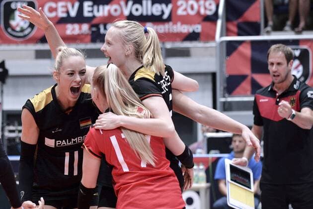 LIPPMANN Louisa (11) Team Deutschland jubelt mit POGANY und GEERTIES rects Trainer KOSLOWSKI Volleyball Europameisterschaften der Frauen 2019 in der Slowakei in Bratislava Vorrunden Spiel Deutschland - Russland am 26. August 2019 in Bratislava
