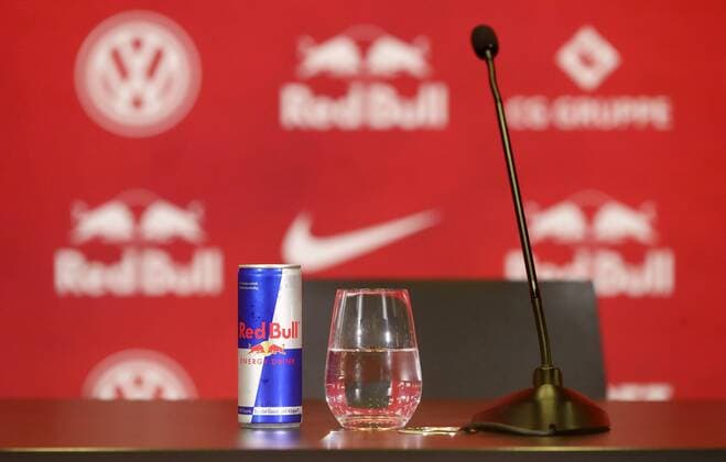 RB Leipzig - PK Fussball Bundesliga Leipzig, 28.08.2019, RBL Akademie, Fussball, 1.Bundesliga , RB Leipzig - Pressekonferenz. , Im Bild: Red Bull Energy Drink Dose, ein Glas und ein Mikro. Feature. ,