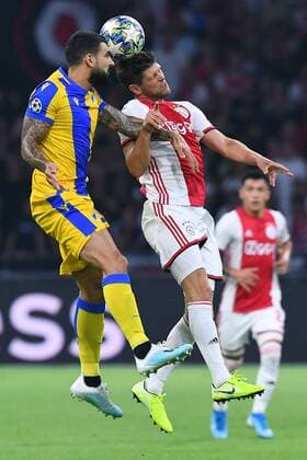 Fußball Champions League Playoff-Runde Ajax Amsterdam - Apoel Nikosia am 28.08.2019 in der Johann-Cruyff-ArenA in Amsterdam Giorgos Merkis ( Nikosia ), links - Klaas Jan Huntelaar ( Amsterdam ), rechts DFL Regulations prohibit any use of photographs as image sequences and or quasi video.