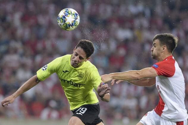 Fußball, CL Quali, Slavia Prag - CFR Cluj From left MARIO RONDON of CFR and DAVID HOVORKA of Slavia in action during the Football Champions League 4th qualifying round return match: Slavia Prague vs Cluj-Napoca in Sinobo Stadium, Prague, Czech Republic, August 28, 2019. (CTKxPhoto KaterinaxSulova) CTKPhotoP201908280986701  _SUK7596