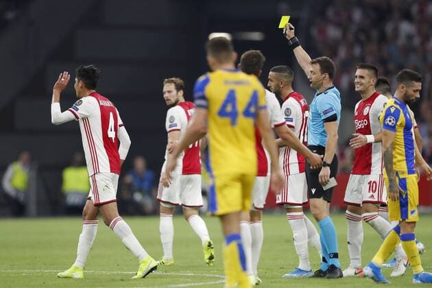 (L-R) Edson Alvarez of Ajax, Daley Blind of Ajax, Nicholas Ioannou of APOEL FC, Klaas Jan Huntelaar of Ajax, Hakim Ziyech of Ajax, referee Felix Zwayer, Dusan Tadic of Ajax, during the UEFA Champions League play off qualifying second leg match between Ajax Amsterdam and APOEL FC at the Johan Cruijff Arena on August 28, 2019 in Amsterdam, The Netherlands UEFA Champions League 2019 2020 xVIxVIxImagesx xMauricexvanxSteenxIVx 201349997