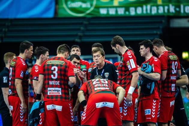 Trainer Velimir Petkovic (Fuechse Berlin) mit Team in der Auszeit waehrend der Saison 2019-2010 in der 1. Handball Bundesliga (Herren) zwischen SC DHfK Leipzig und Füchse Berlin in der Arena Leipzig am 25. August 2019 in Leipzig, Sachsen, Deutschland