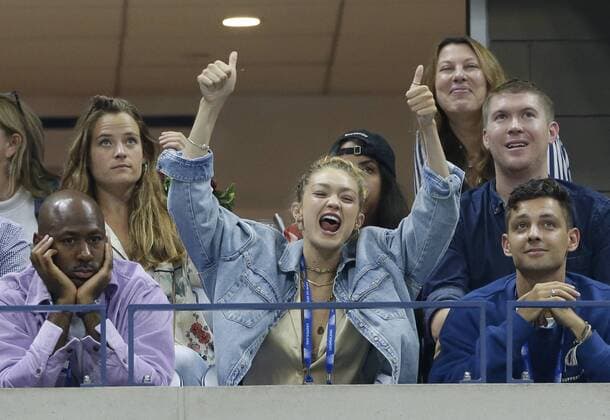 Bilder des Jahres 2019, Sport 08 August Sport Bilder des Tages Gig Hadid watches Serena Williams play Catherine, McNally in the 2nd round in Arthur Ashe Stadium at the 2019 US Open Tennis Championships at the USTA Billie Jean King National Tennis Center on Wednesday, August 28, 2019 in New York City.  NYP20190828213 JOHNxANGELILLO