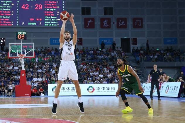l-r: im Zweikampf, Aktion, mit Maximilian Kleber 24 (Deutschland) und Patrick Mills 5 (Australien), Deutschland vs. Australien, Basketball, Testspiel, FIBA World Cup 2019, 28.08.2019 Jiangmen China China