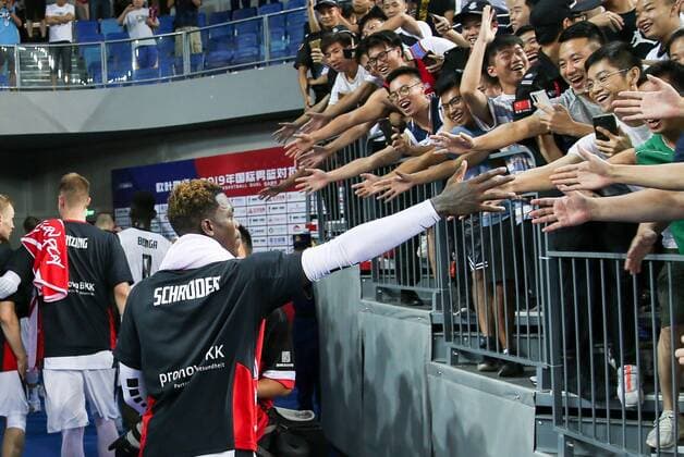 Dennis Schroeder 17 (Deutschland) klatscht die Fans ab, Deutschland vs. Australien, Basketball, Testspiel, FIBA World Cup 2019, 28.08.2019 Jiangmen China China