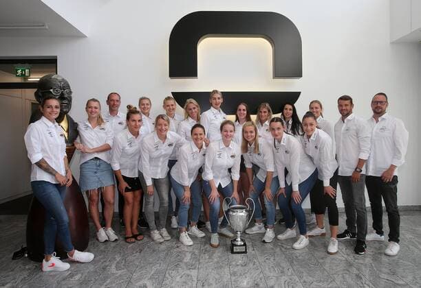 BAU 29.08.2019 Bietigheim Handball SG BBM Bietigheim Pressegespräch, Mannschaftsfoto BBM mit Pokal