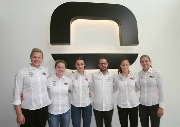 BAU 29.08.2019 Bietigheim Handball SG BBM Bietigheim Pressegespräch, Neuzugänge, v.l. Maren Nyland Aardahl, Amelie Berger, Leonie Pantorra, Trainer Martin Albertsen, Daphne Gautschi, Ann Kynast