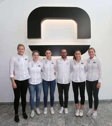 BAU 29.08.2019 Bietigheim Handball SG BBM Bietigheim Pressegespräch, Neuzugänge, v.l. Maren Nyland Aardahl, Amelie Berger, Leonie Pantorra, Trainer Martin Albertsen, Daphne Gautschi, Ann Kynast