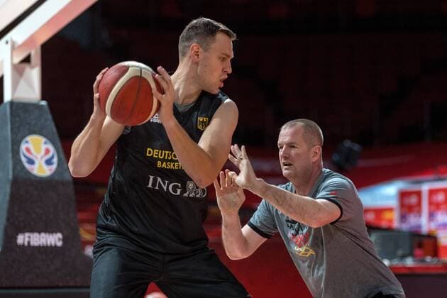 Basketball Shenzhen 30.09.2019 FIBA Basketball Weltmeisterschaften World Cup WM Training Deutschland Johannes Voigtmann (Deutschland, No.07) Henrik Rödl (Deutschland, Bundestrainer) Roll Roedl li. *** Basketball Shenzhen 30 09 2019 FIBA Basketball World Championships World Cup WM Training Germany Johannes Voigtmann Germany, No 07 Henrik Rödl Germany, national coach Roll Roedl li