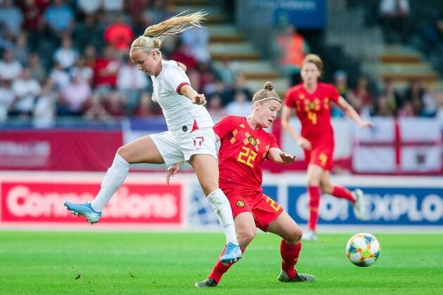 Fußball, Damen Länderspiel, Belgien - England HEVERLEE, BELGIUM - AUGUST 29: Beth Mead of England and Laura Deloose of Belgium during the International Friendly, Länderspiel, Nationalmannschaft women match between Belgium and England at the King Power at Den Dreef Stadion on August 29, 2019 in Heverlee, Belgium, 29 08 2019. FOOTBALL FEMININ : Belgique Vs Angleterre - Amical - 29 08 2019 PhotoNews Panoramic 