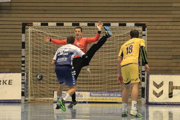 2.Bundesliga Handball VfL Luebeck-Schwartau - VfL Gummersbach 30.08.2019, Hansehalle Luebeck, GER, VfL Luebeck-Schwartau - VfL Gummersbach im Bild picture shows Janik Schrader VfL Luebeck-Schwartau erzielt einen Siebenmeter gegen Torwart Filip Ivic VfL Gummersbach
